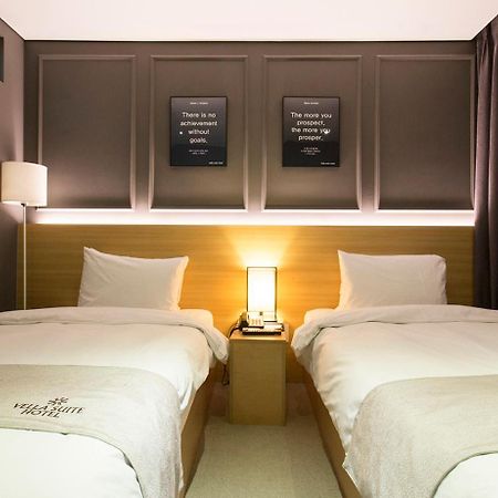 Vella Suite Hotel Suwon Exterior foto