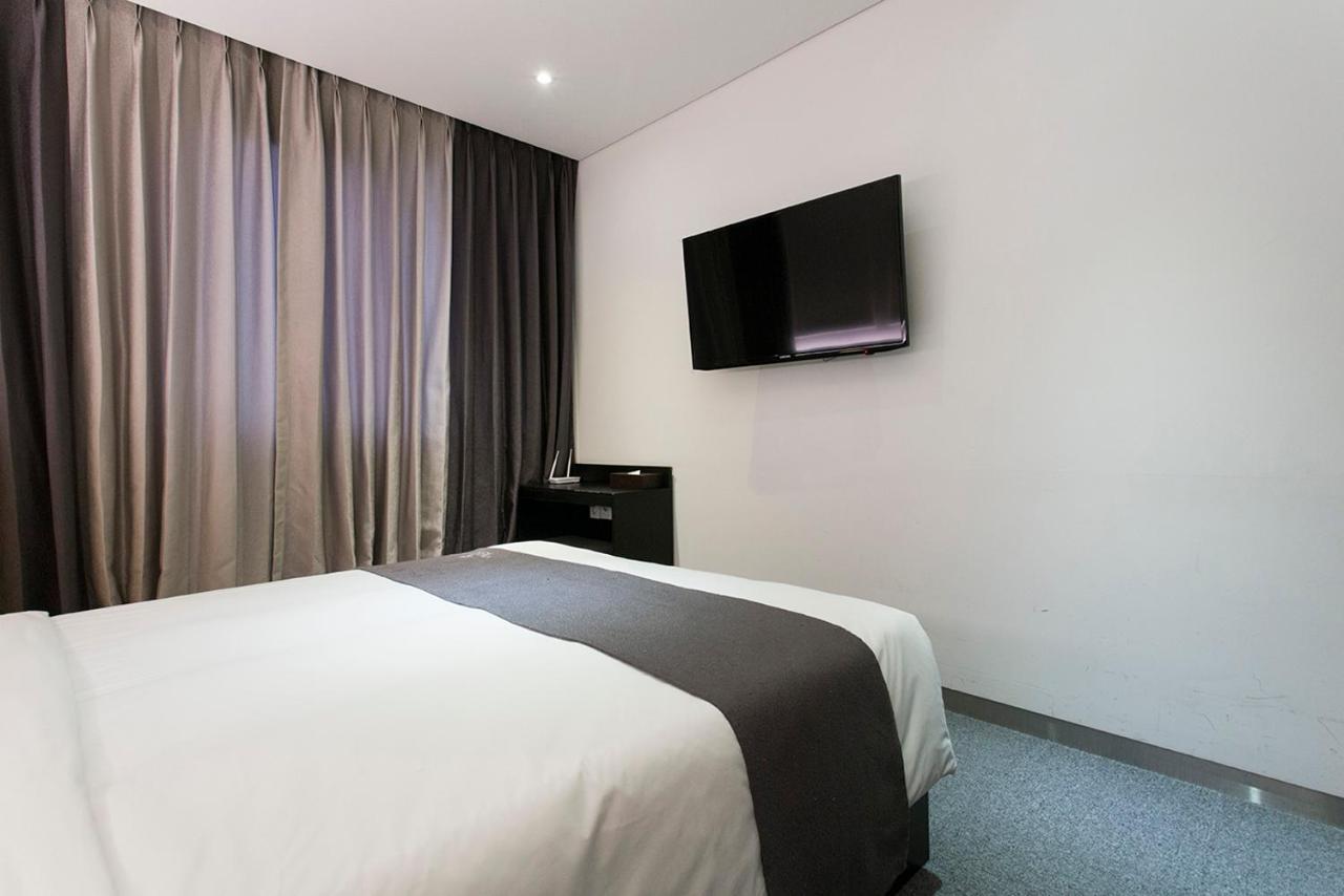Vella Suite Hotel Suwon Exterior foto
